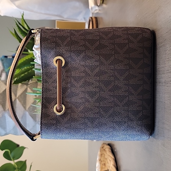 Michael Kors Small Suri Bucket Crossbody Bag - Picture 4 of 8